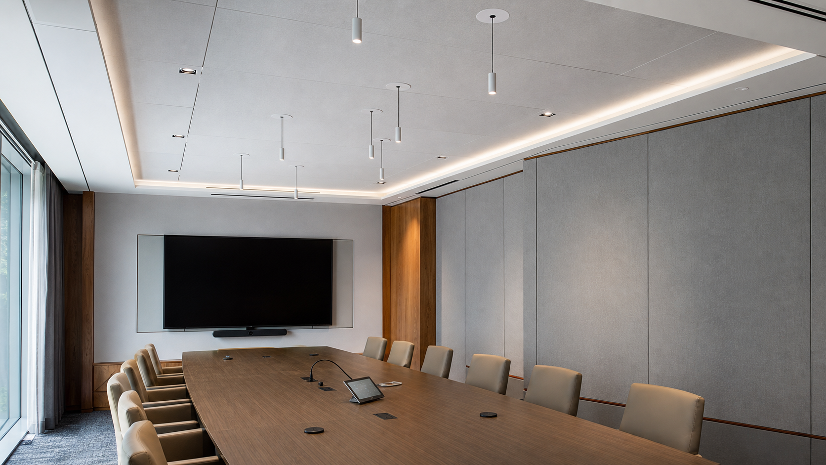 Hotel hybrid meeting room acoustic design