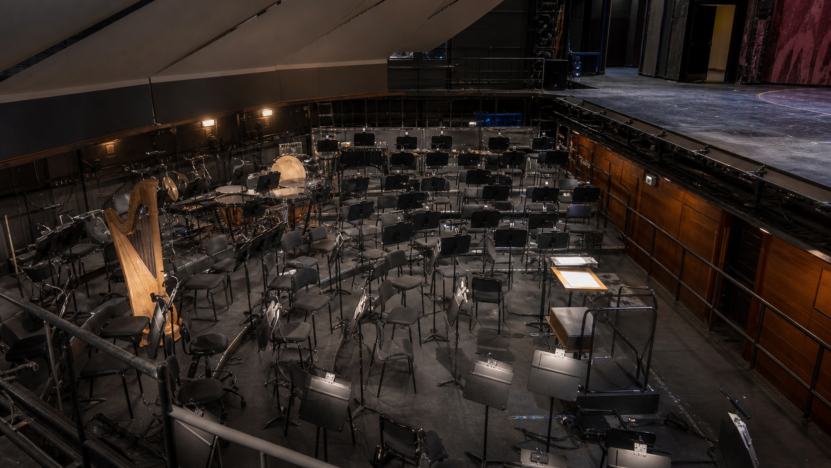 Orchestra pit with acoustic reflectors