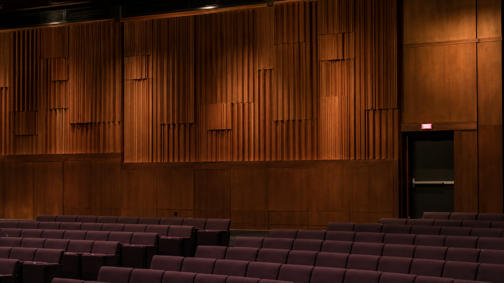 Rear-wall acoustic treatment in a theatre
